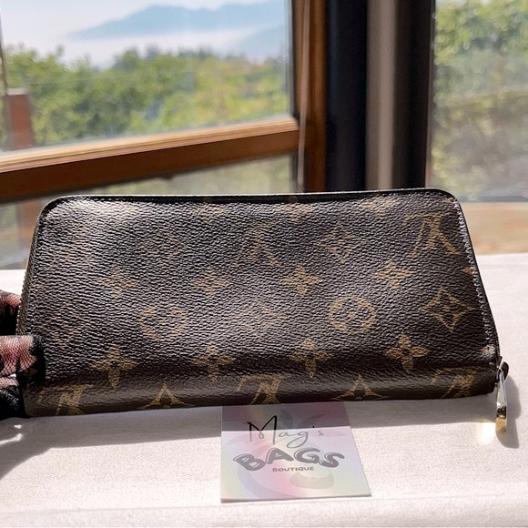 Louis Vuitton: Dog Zippy Monogram LV Leather Clutch Wallet - Picture 6 of 16